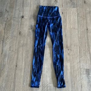 Lululemon blue and navy tie-dye high waisted leggings size 2